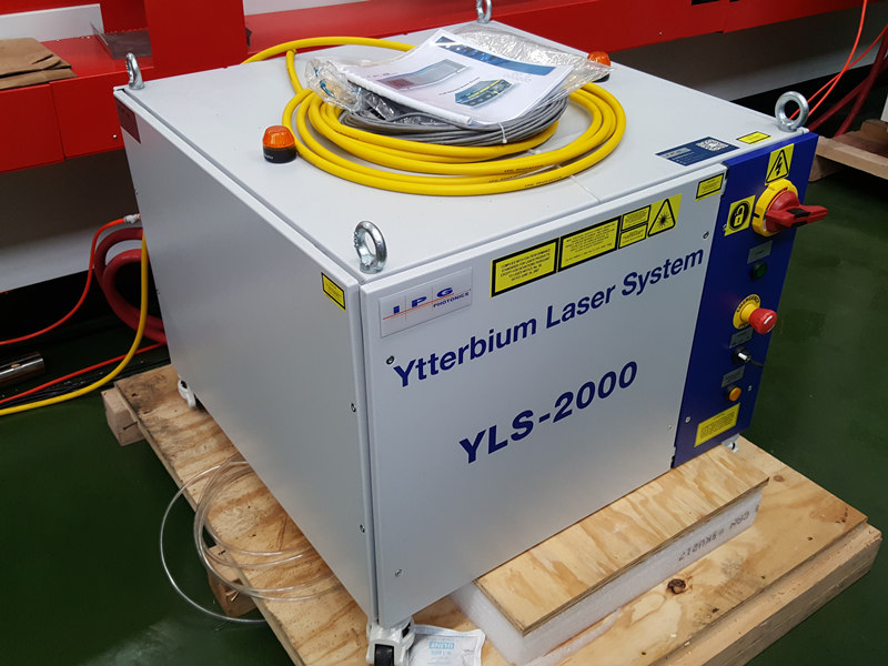 Lazerinis IPG YLS-2000 vatų lazerinis šaltinis, skirtas 2kW kaupiamajam lazeriniam pjaustytuvui